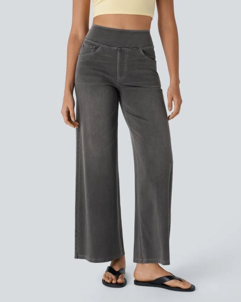 Jean à jambe large en denim gris, taille mi-haute, poches et surpiqûres visibles.