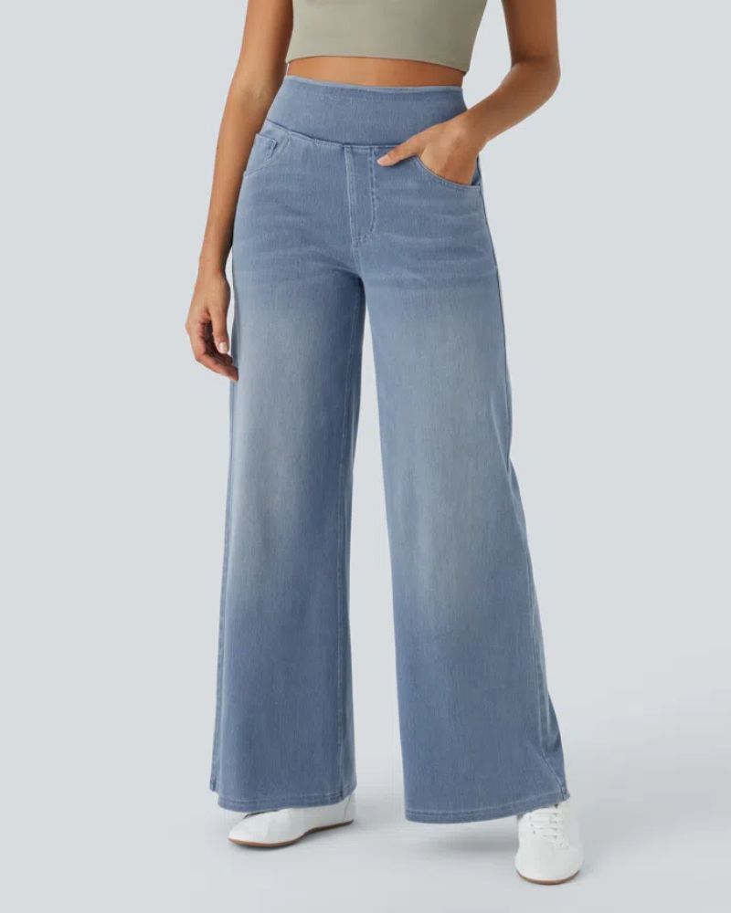 Jean à jambe large en denim bleu clair, taille mi-haute, poches et coutures sur l’avant.