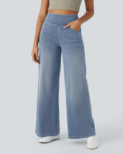 Jean à jambe large en denim bleu clair, taille mi-haute, poches et coutures sur l’avant.