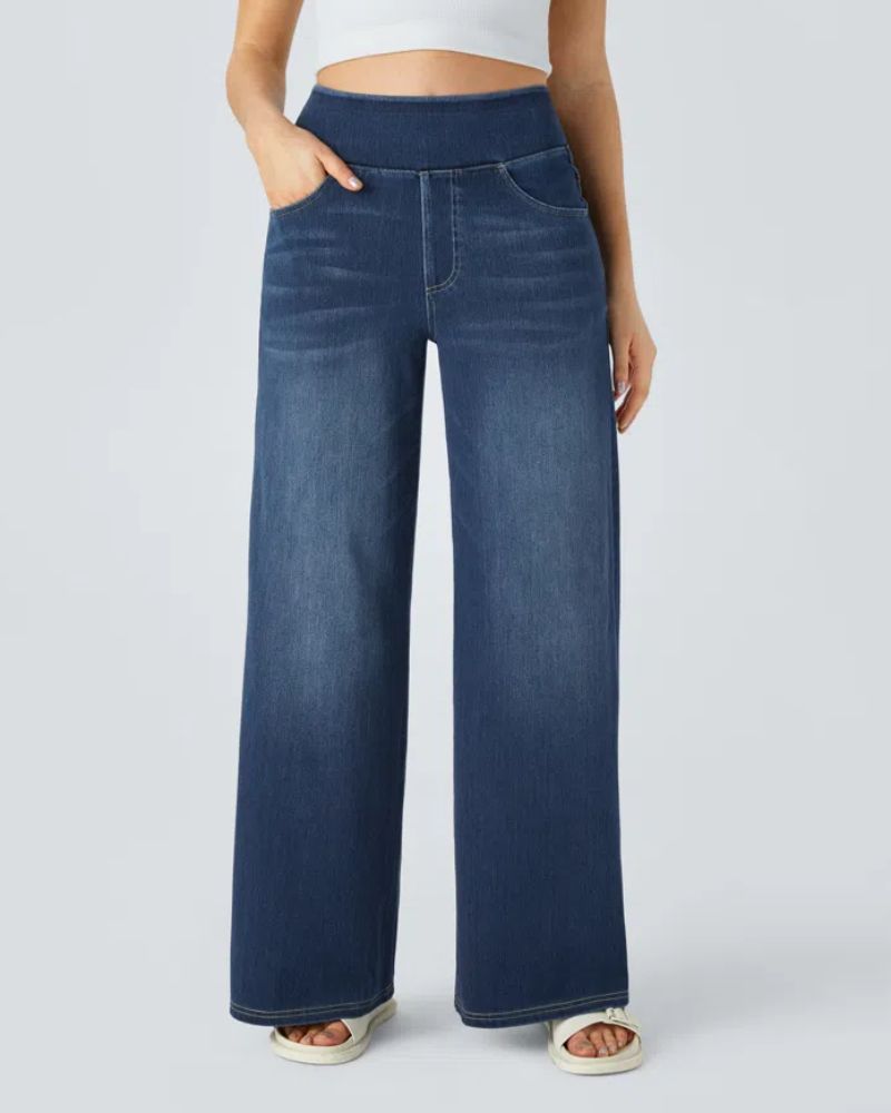 Jean à jambe large en denim bleu nuit, taille mi-haute, poches devant et derrière.