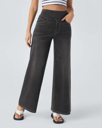 Jean à jambe large en denim gris très foncé, taille mi-haute, poches avant visibles.
