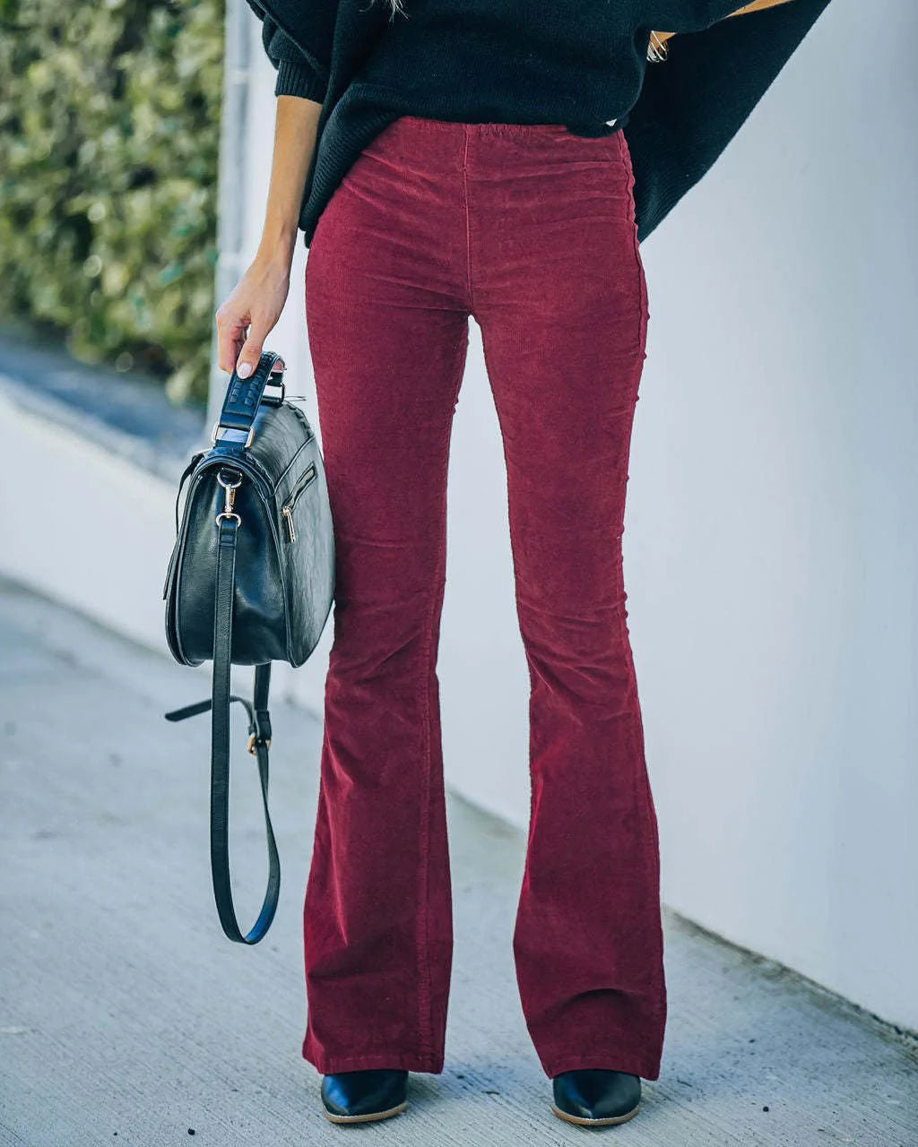 Pantalon évasé bordeaux, poches devant et surpiqûres, base évasée.