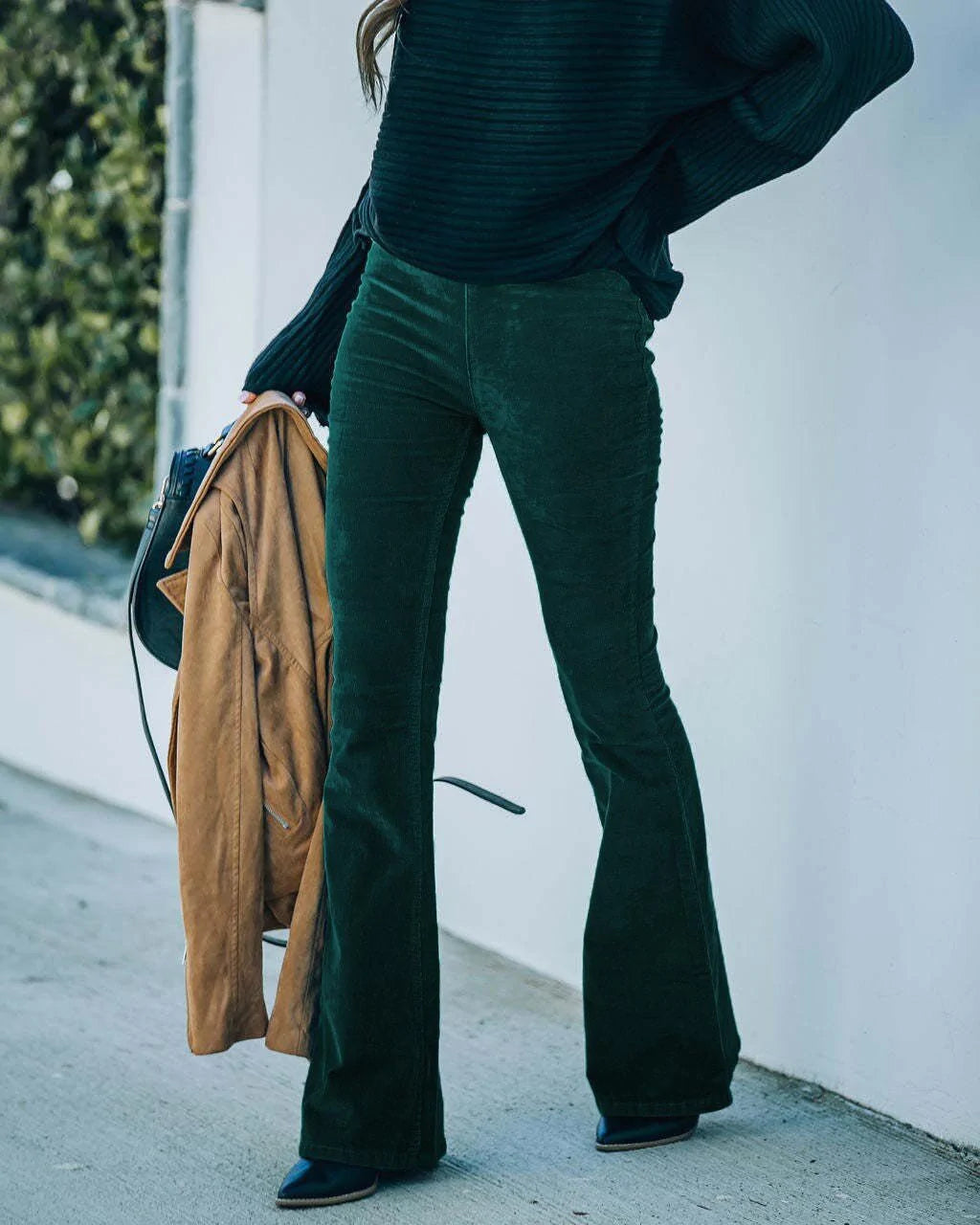 Pantalon évasé émeraude en velours côtelé, jambes évasées, poches devant.