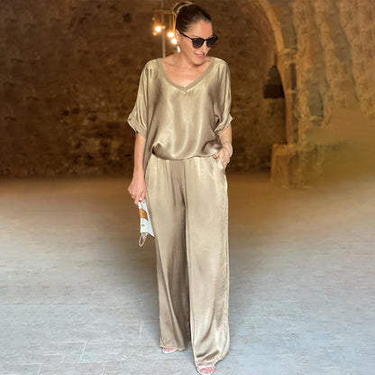 Ensemble satin brillant beige: blouse col V, manches courtes, pantalon long ample.