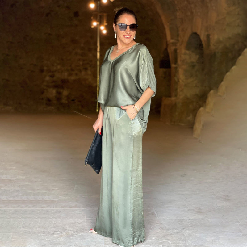 Ensemble satin brillant Pauline vert: blouse col V, manches chauve-souris, pantalon long ample.