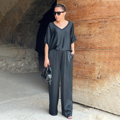 Ensemble satin brillant noir: blouse col V, manches courtes, pantalon long droit fluide.
