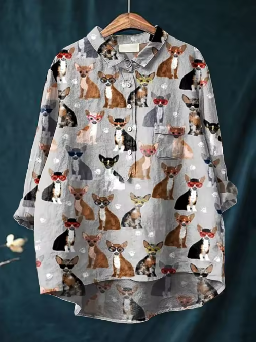 Blouse manches longues à col, motif chiens multicolore sur fond clair, poches poitrine