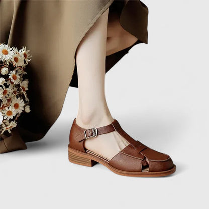 Sandales bébé marron et beige à découpes latérales, bride avec boucle, semelle bois.