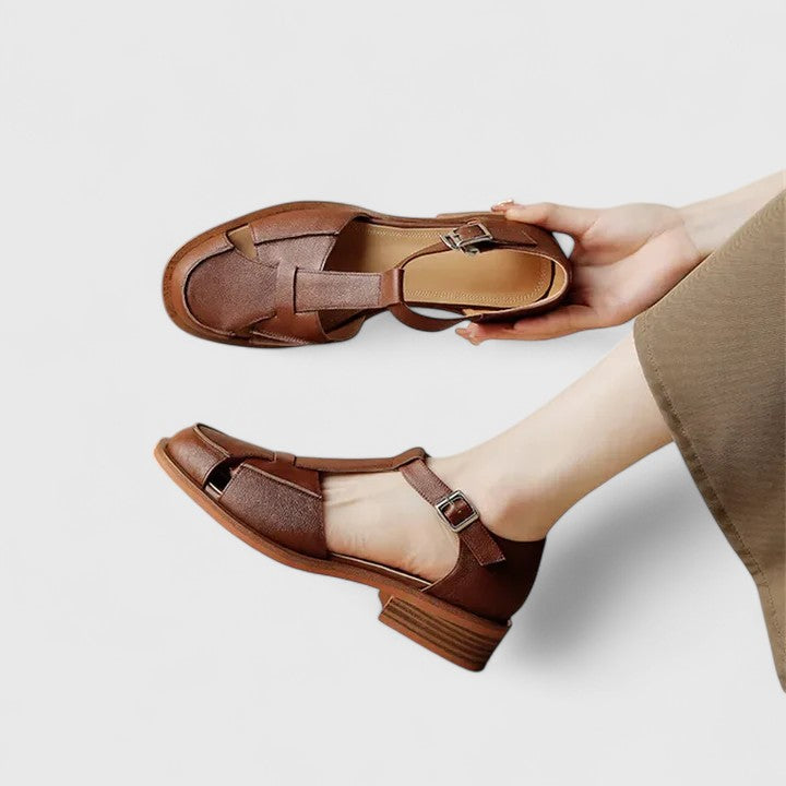 Sandales bébé marron à découpes latérales, boucle et semelle à plateau bois.