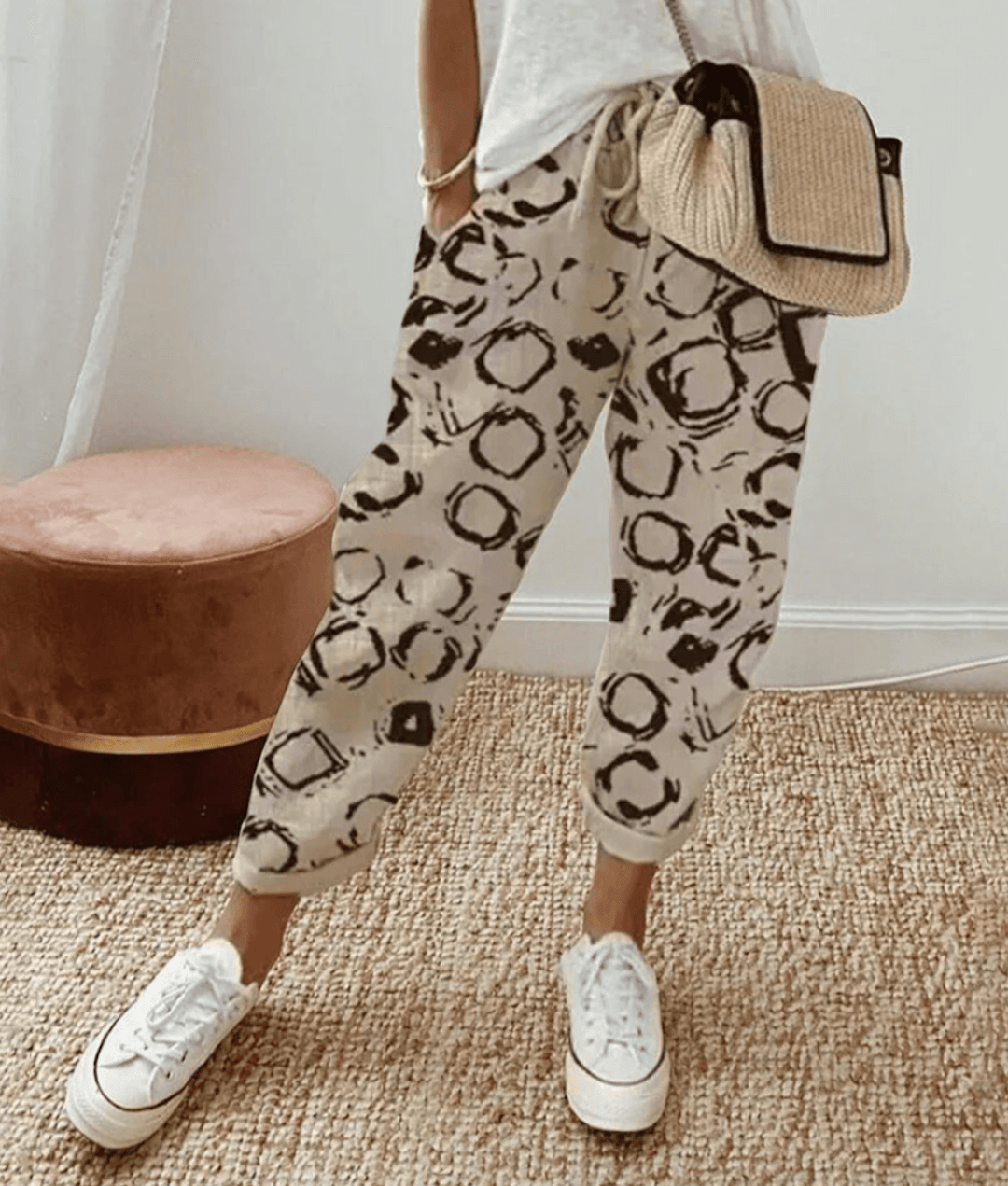 Pantalon beige à motif cercle, taille élastique avec cordon, jambes resserrées.