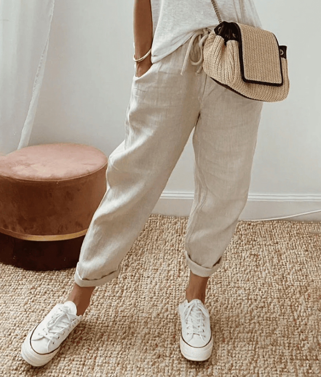 Pantalon beige uni, taille élastique avec cordon, ourlet retroussé, coupe décontractée.