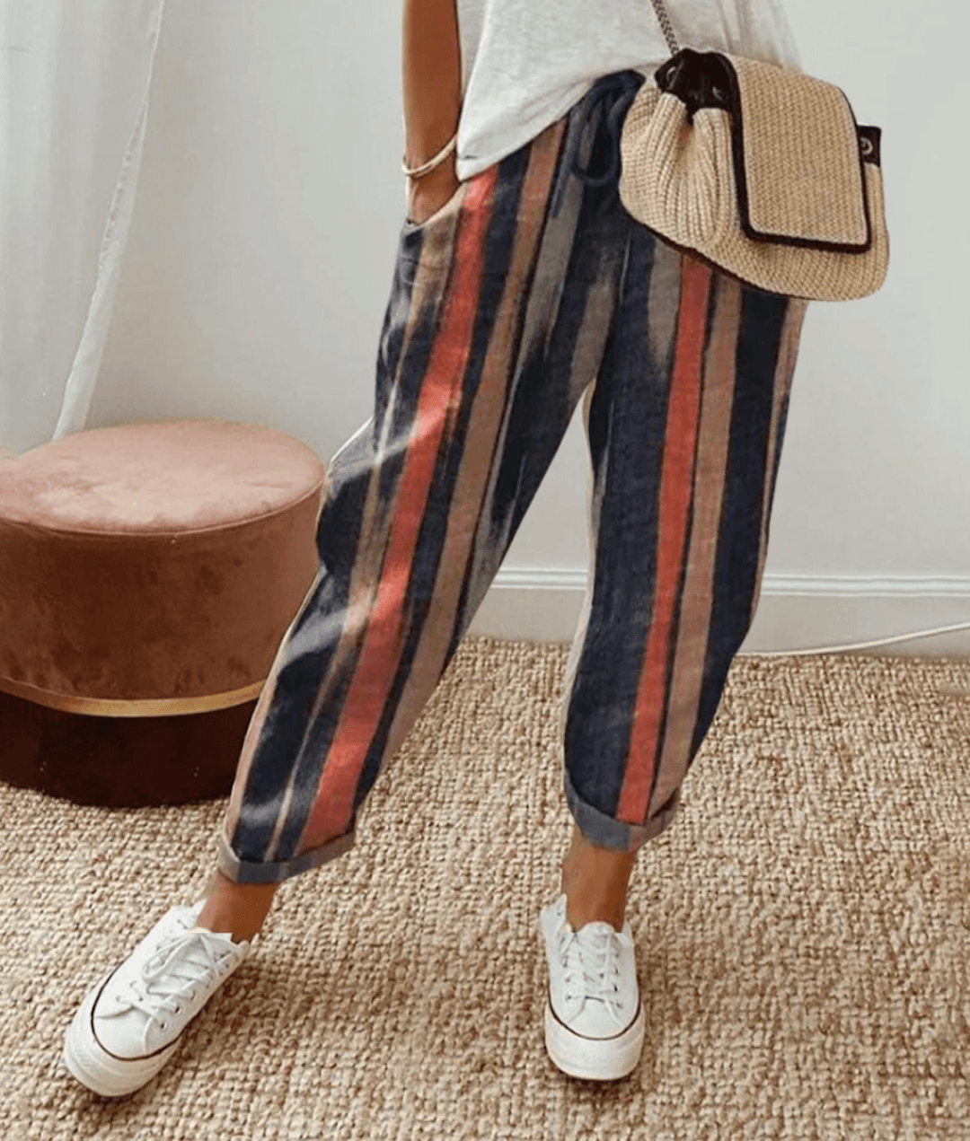 Pantalon rayé bleu marine et rouge, taille élastique à cordon, bas resserré.