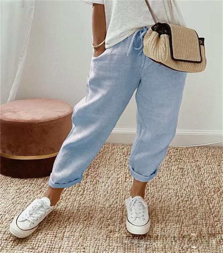 Pantalon bleu clair uni, taille élastique à cordon, bas retroussé, coupe ample.