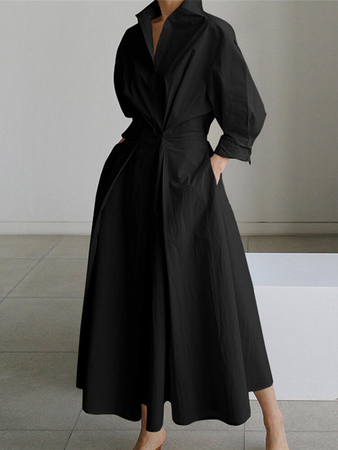 Robe longue noire à encolure V, manches bouffantes et ceinture à nouer.
