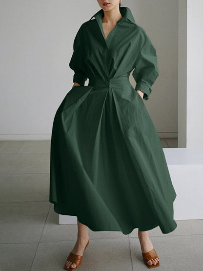 Robe longue vert armée, col en V, manches bouffantes et ceinture à nouer.