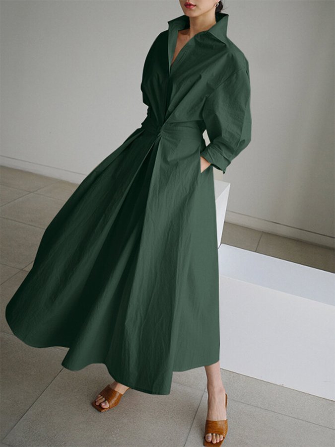 Robe longue vert armée à col en V, manches bouffantes et ceinture nouée.
