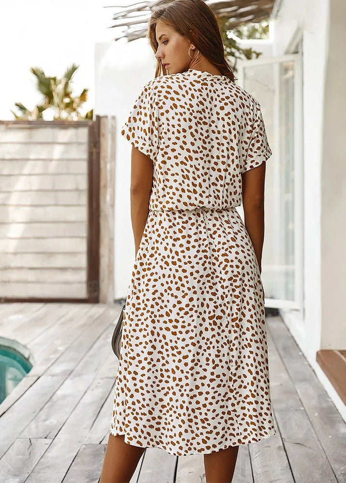 Robe fluide midi beige à motif taches, col V, manches courtes, ceinture à nouer.