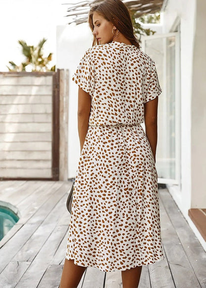Robe fluide midi beige à motif taches, col V, manches courtes, ceinture à nouer.