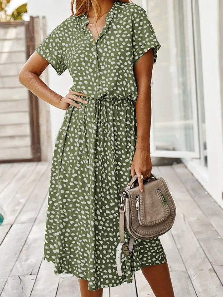 Robe fluide midi vert olive à motif pois, col boutonné, manches courtes, ceinture.