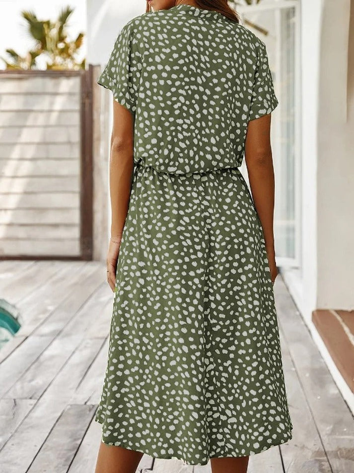 Robe fluide midi vert olive à motif pois, vue dos, ceinture à nouer, manches courtes.