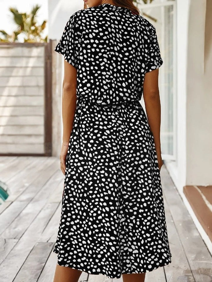 Robe fluide midi noire à motifs taches blanches, vue dos, ceinture froncée.
