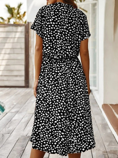 Robe fluide midi noire à motifs taches blanches, vue dos, ceinture froncée.