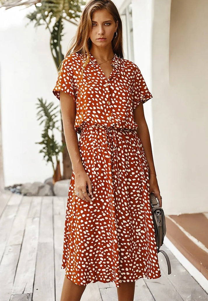 Robe fluide midi à manches courtes, imprimé petits motifs rouges, col boutonné, taille ceinturée