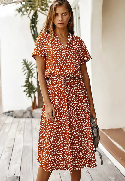 Robe fluide midi à manches courtes, imprimé petits motifs rouges, col boutonné, taille ceinturée