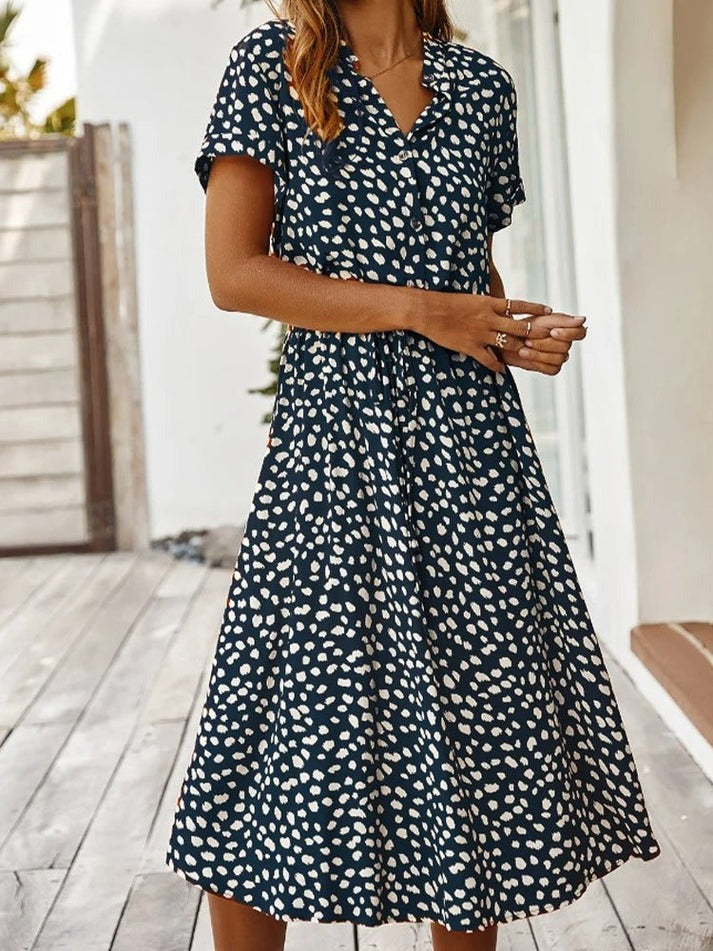 Robe fluide midi à manches courtes, imprimé motifs blancs sur fond bleu marine, col boutonné