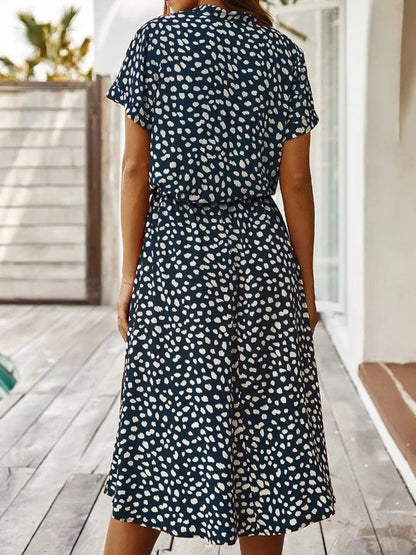 Robe fluide midi bleu marine à motif taches blanches, vue dos, ceinture à nouer.