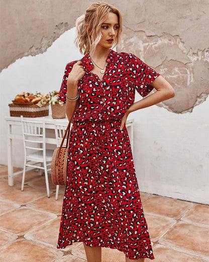 Robe fluide midi à manches courtes, imprimé motifs rouges et noirs, col boutonné, ceinture