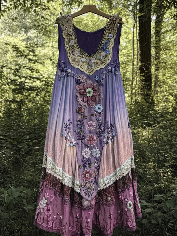 Robe bohème en lin violette, broderies florales et dentelle au col