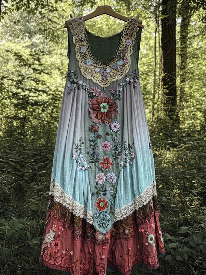 Robe bohème en lin bleu clair et bordeaux, broderies florales et dentelle