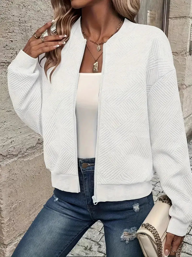 Veste Jennita zippée blanche à texture chevrons, manches longues et col droit.