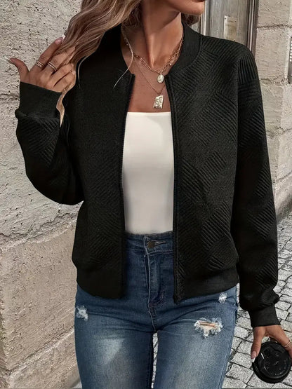Veste Jennita zippée noire à texture chevrons, manches longues et col droit.