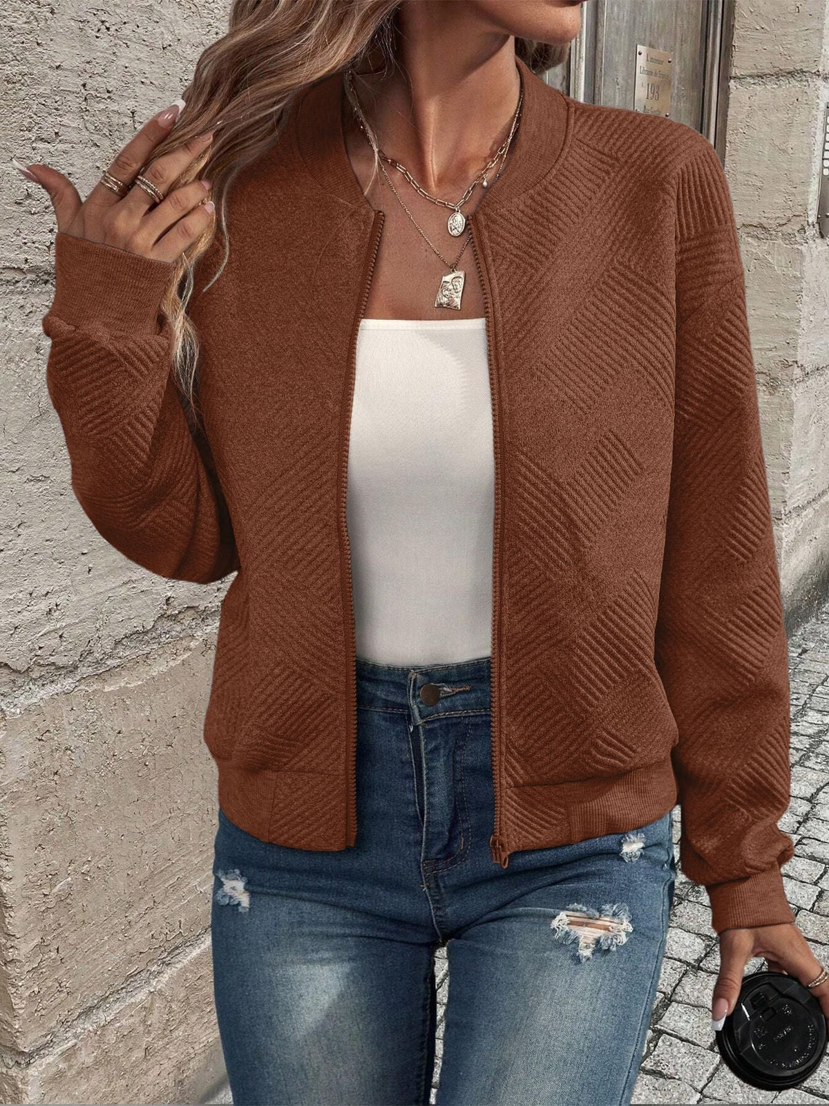 Veste Jennita zippée marron à texture chevrons, manches longues et col droit.