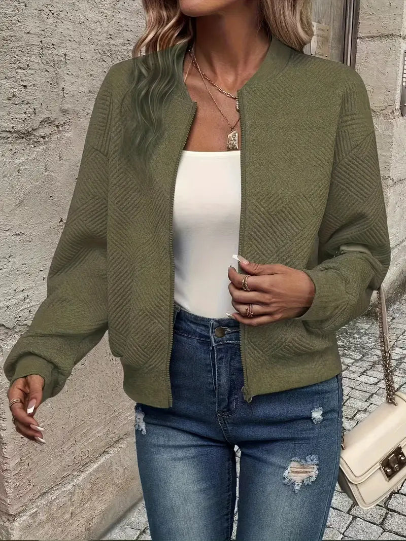 Veste Jennita zippée vert armée à texture chevrons, manches longues et col droit.
