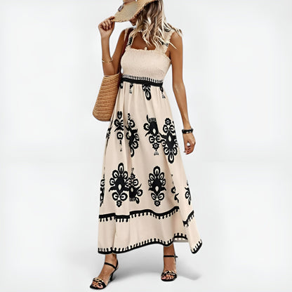 Robe d’été beige sans manches, imprimé noir ornemental, taille à cordon et jupe ample.