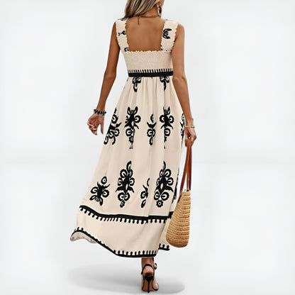 Robe d’été beige sans manches, encolure carrée dos nu, broderies noires et volant festonné.