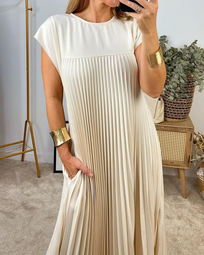 Robe longue plissée écrue, encolure ronde, manches courtes, plis verticaux