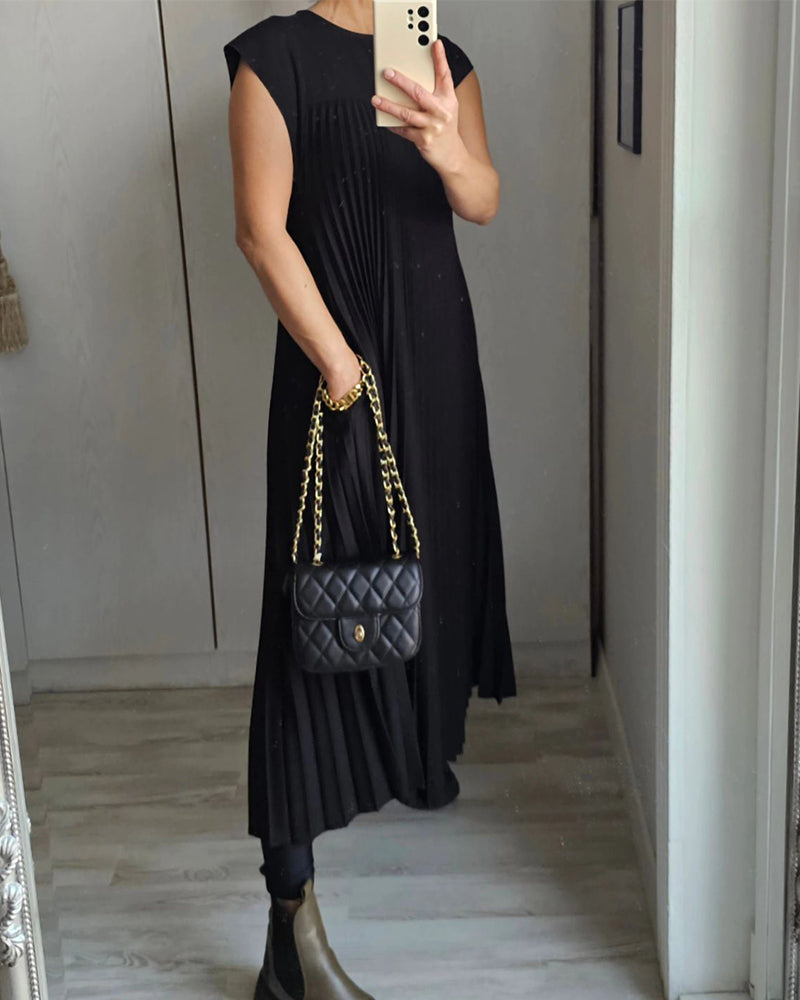 Robe longue noire plissée, encolure ronde, manches courtes, style ample