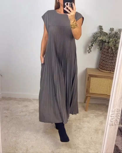 Robe longue grise plissée, encolure ronde, manches courtes, silhouette ample