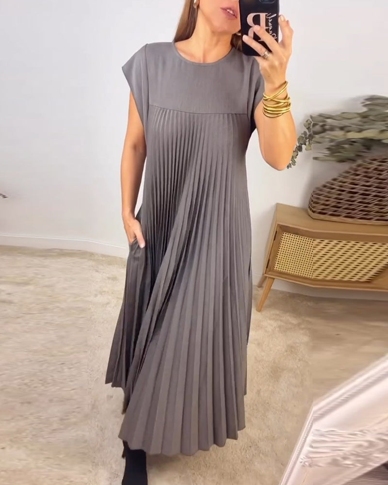 Robe longue grise foncée plissée, encolure ronde, manches courtes, coupe ample