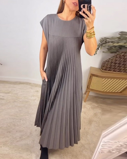 Robe longue grise foncée plissée, encolure ronde, manches courtes, coupe ample