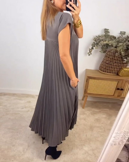 Robe longue grise plissée, encolure ronde, dos évasé, manches courtes