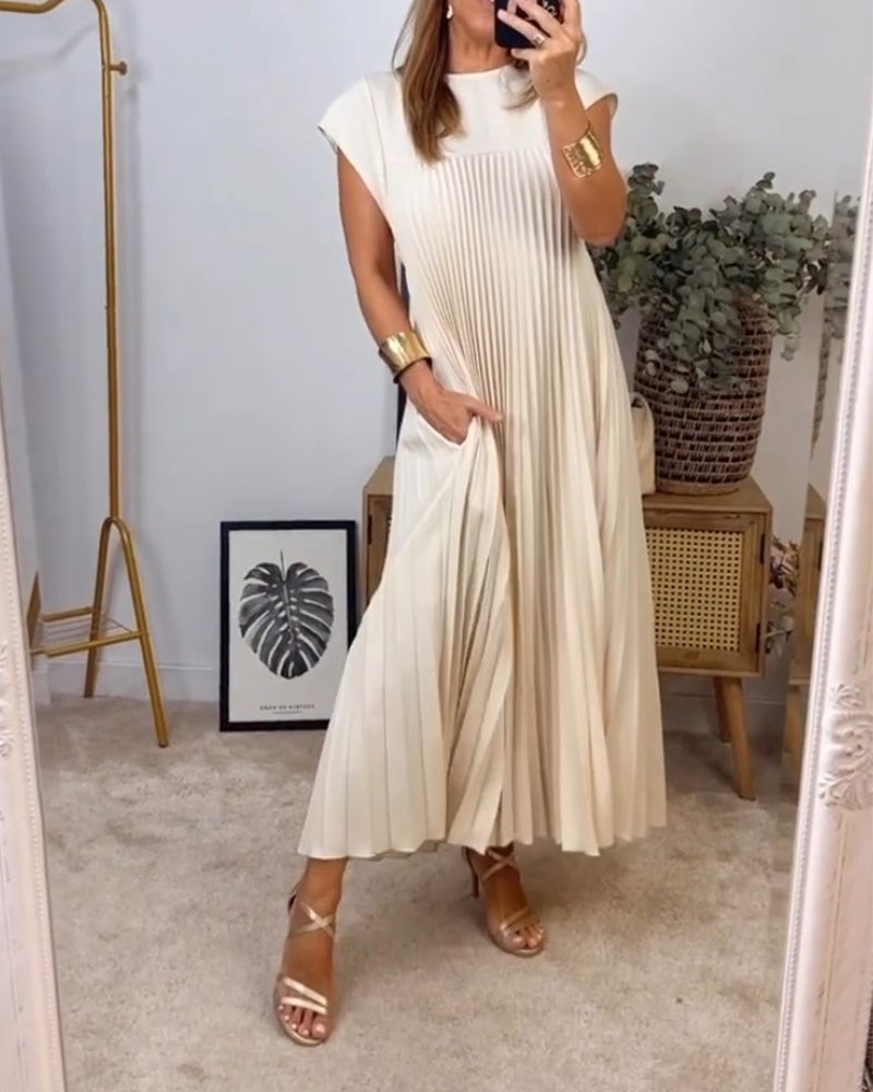 Robe longue plissée écrue, encolure ronde, manches courtes, plis verticaux