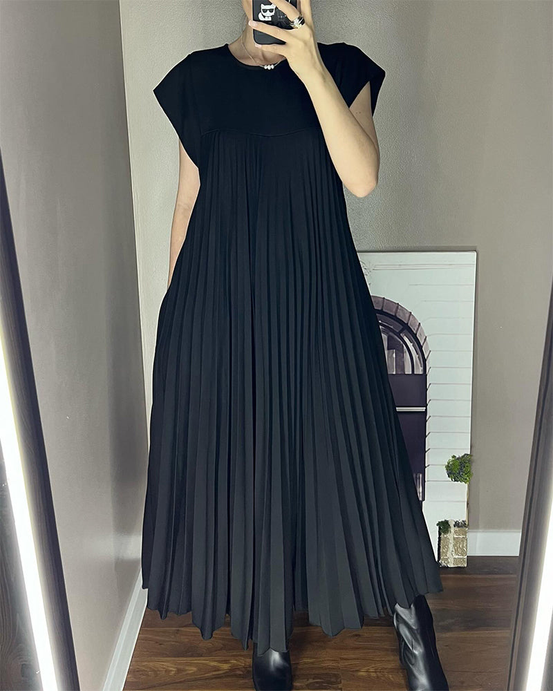 Robe longue bleu nuit plissée, encolure ronde, manches courtes, tombé ample