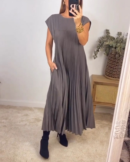 Robe longue grise plissée verticale, manches courtes, jupe ample