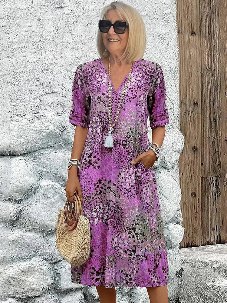Robe midi lavande à motif, décolleté V, manches courtes boutonnées et pompon