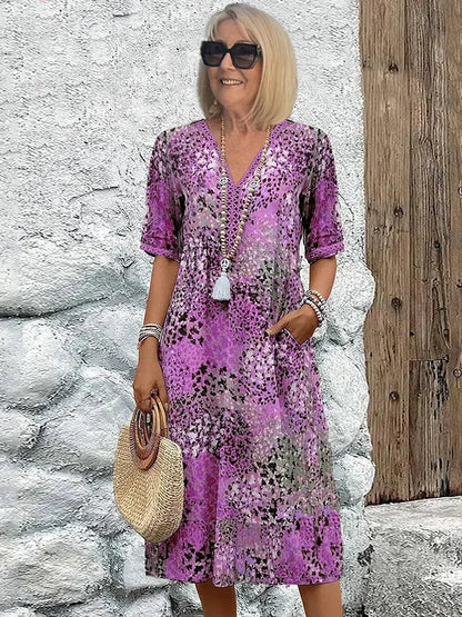 Robe midi lavande à motif, décolleté V, manches courtes boutonnées et pompon